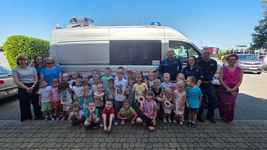 Spotkanie przedszkolaków z policjantami w Rzemieniu – bezpieczne wakacje pod okiem stróżów prawa