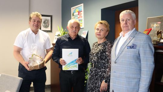 Starosta Powiatu Mieleckiego  żegna swojego zasłużonego pracownika