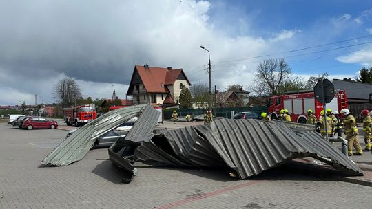 Strażacy nadal interweniują, silne podmuchy wiatru są zagrożeniem