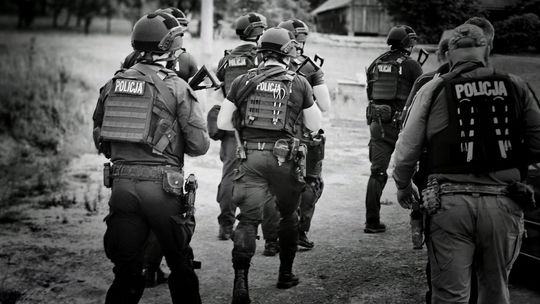 Strzały w pobliżu domu gdzie doszło do morderstwa w Starej Wsi. Policjanci na tropie mordercy