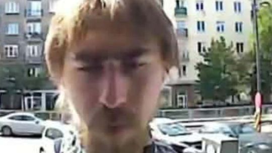 Tego nie przewidział. Internetowego oszusta złapała kamera