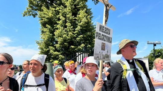 Tłumy pielgrzymów u stóp Maryi – rodziny, małżeństwa i piesze grupy w Tuchowie
