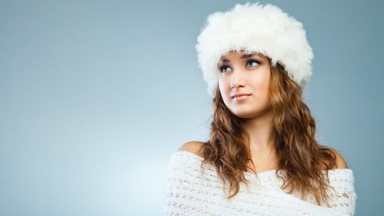 Toczek damski ? komu pasuje i z czym go nosić?
