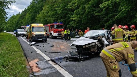Tragiczny wypadek na DK9 w Głogowie Małopolskim. BMW zderzyło się czołowo z Kią. Dwie osoby nie żyją