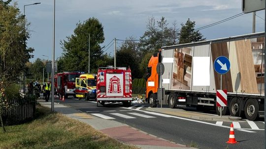 Tragiczny wypadek na drodze wojewódzkiej w Nowej Jastrząbce. Nie żyje pieszy!