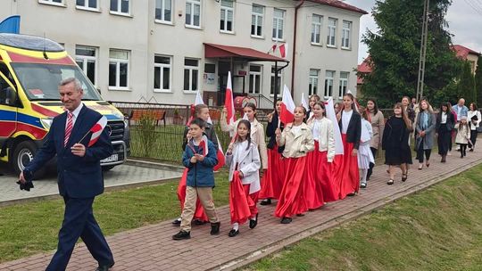 Uczestnictwo Policjantów w Dniu Patrona Szkoły w Glinach Małych