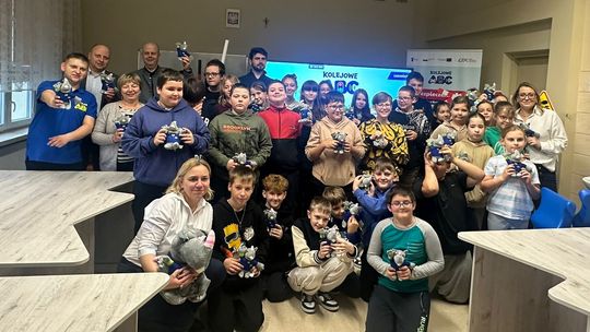 Uczniowie SP 6 w Mielcu  w akcji " Kolejowe ABC"