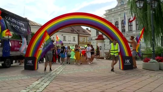 Ulicami Sanoka przeszła parada równości. "Chcemy pokazać, że jesteśmy również w małych miastach"