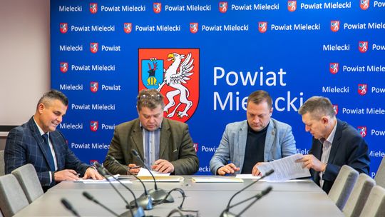 Umowy podpisane. Kolejny rok zagrają z Powiatem Mieleckim Umowy podpisane. Kolejny rok zagrają z Powiatem Mieleckim