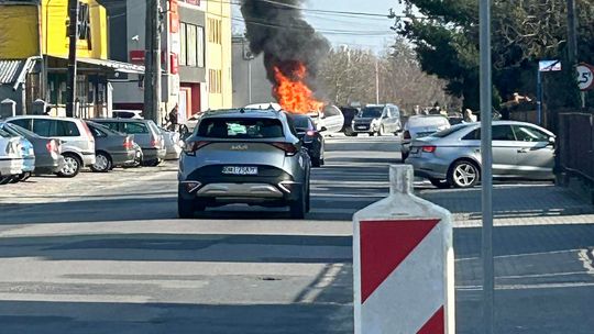 UWAGA: Pożar samochodu przy ul. Targowej w Mielcu