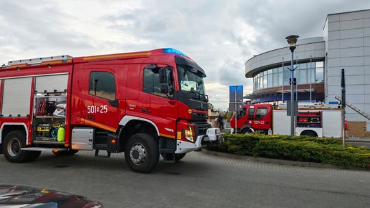 Interweniowała straż i policja. W banku włączyła się czujka pożarowa.