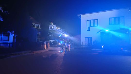 W Boże Narodzenie zapaliła się sadza w kominie, strażacy użyli drabiny mechanicznej