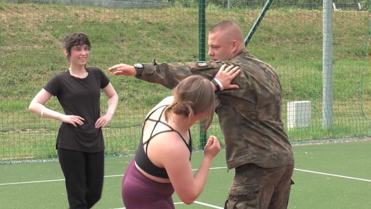 W Mielcu wojskowi instruktorzy prowadzili zajęcia samoobrony dla kobiet
