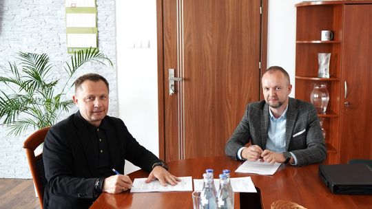W Przecławiu podpisano umowę o realizacji zadania: poprawienie stanu dróg i  infrastruktury w Rzemieniu