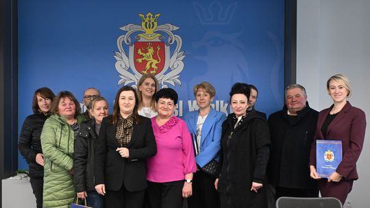 W Radomyślu Wielkim podpisano umowy na realizację zadań publicznych w 2026 roku W Radomyślu Wielkim podpisano umowy na realizację zadań publicznych w 2026 roku