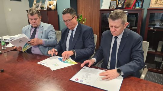 W Starostwie Powiatowym podpisano ważną i znaczącą dla mieszkańców powiatu umowę W Starostwie Powiatowym podpisano ważną i znaczącą dla mieszkańców powiatu umowę