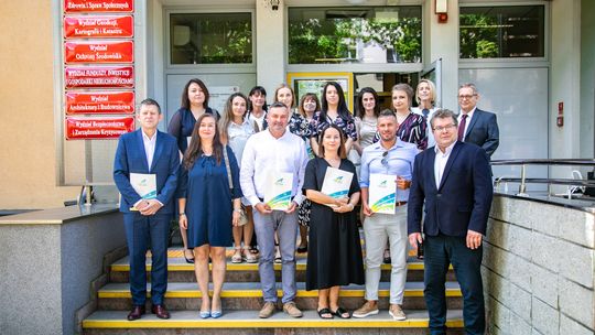 W Starostwie w Mielcu wręczono akty nadania stopnia nauczyciela mianowanego.