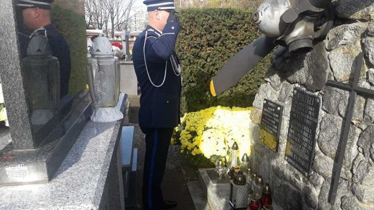 W Święto Zmarłych mieleccy policjanci oddali hołd poległym policjantom