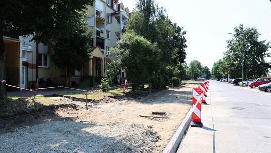 Widoczne postępy prac budowlanych na ul. Warneńczyka oraz ul. Inwestorów