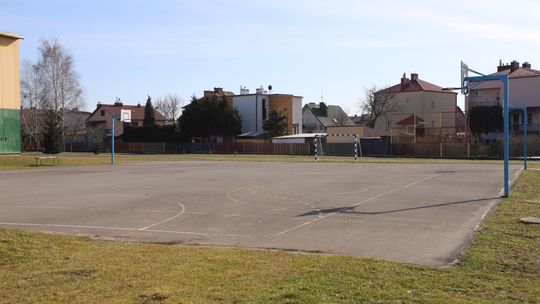 Wykonawca wybrany. Nowe boisko przy SP nr 13 w Mielcu coraz bliżej realizacji Wykonawca wybrany. Nowe boisko przy SP nr 13 w Mielcu coraz bliżej realizacji