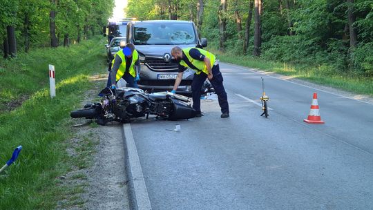 Wypadek busa z motocyklistą w Piątkowcu. Jedna osoba poszkodowana!