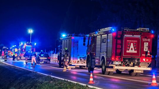 WYPADEK Chorzelów. Droga zablokowana, dwie osoby poszkodowane