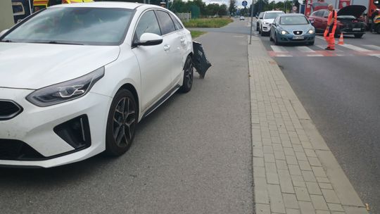 WYPADEK na ulicy Wojska Polskiego w Mielcu. Jeden pas ruchu zablokowany