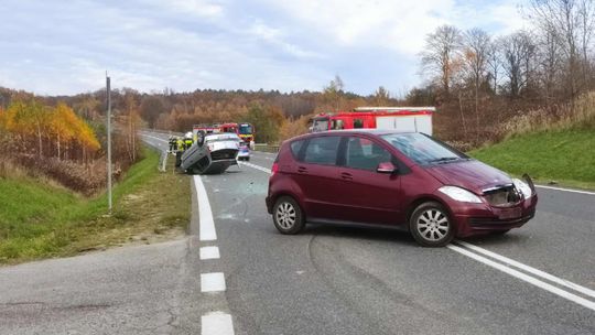 Wypadek pod Jasłem, jeden samochód dachował. Są osoby poszkodowane!