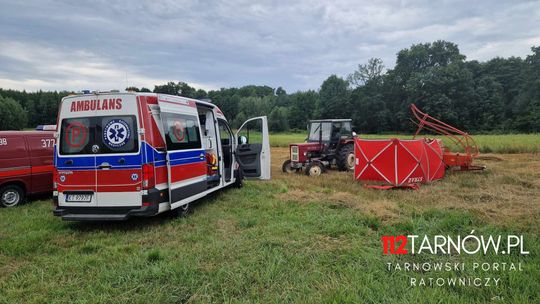 Wypadek podczas prac polowych w Zaczarniu. Nie żyje młody mężczyzna