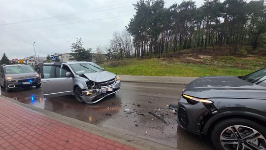 WYPADEK w Mielcu na K. Jadwigi. Kierowca i dzieci przewiezieni do szpitala