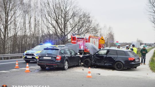 Wypadek w Nowej Dębie. Dwie osoby trafiły do szpitala Wypadek w Nowej Dębie. Dwie osoby trafiły do szpitala