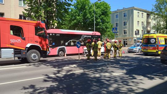 Wypadek z udziałem samochodu i dziecka na hulajnodze w Mielcu Wypadek z udziałem samochodu i dziecka na hulajnodze w Mielcu