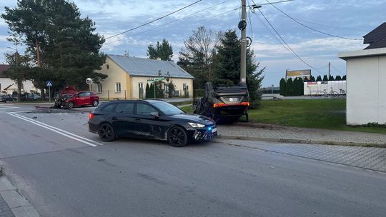 Wypadkowa środa. Dachowanie Lexusa w Rudzie