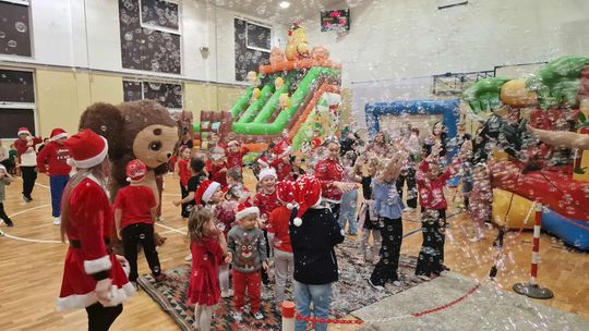 Z pierwszym śniegiem do Wadowic Dolnych zawitał  Mikołaj