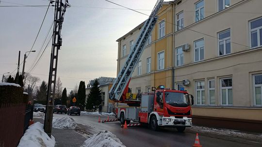 Zalegający śnieg na dachu szkoły. Wezwano strażaków
