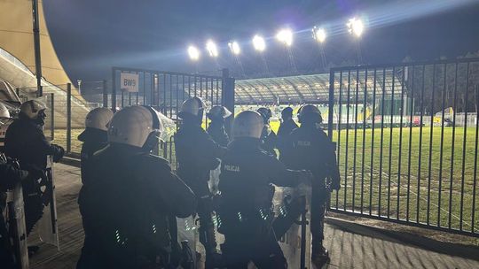 Zamieszki na meczu w Stalowej Woli. Miejscowi podejmowali Resovie Zamieszki na meczu w Stalowej Woli. Miejscowi podejmowali Resovie