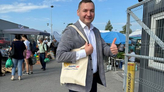 Zastępca Prezydenta Mielca Krzysztof Szostak rozdawał na targowisku torby wielokrotnego użytku z okazji Międzynarodowego Dnia bez Toreb Foliowych