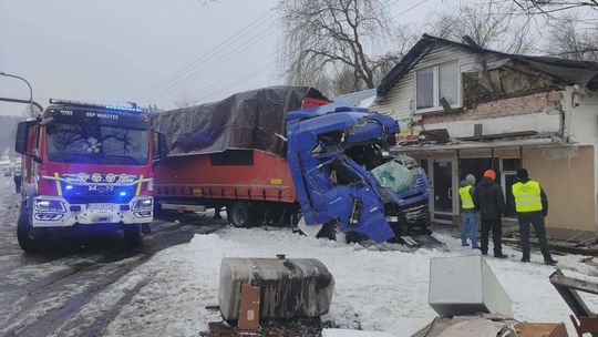 Zdarzenie drogowe na ul. 17 Stycznia w Jaśle z udziałem trzech pojazdów. Sprawcy ukarani mandatami!