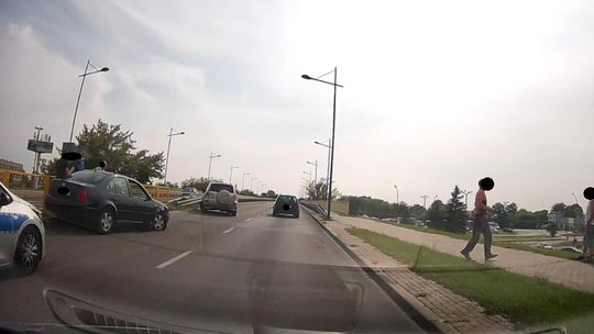 Zderzenie dwóch osobówek na wiadukcie w Mielcu