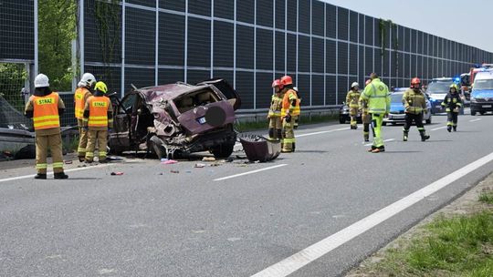 Zderzenie dwóch samochodów na A4. Nie żyje 9-letni chłopiec