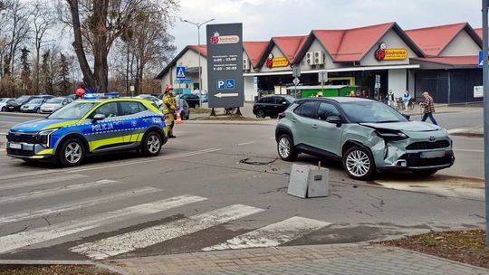 Zderzenie dwóch samochodów na skrzyżowaniu ul. 1 Maja i Sokolej w Tarnobrzegu. Jedna osoba objęta pomocą medyczną