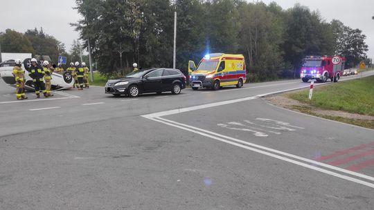 Zderzenie dwóch samochodów w Żarówce. Jeden z nich dachował. Dziecko trafiło do szpitala