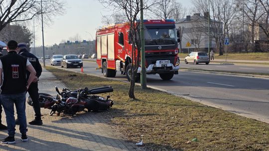 Zderzenie osobówki i motocykla na wiadukcie w Mielcu. Motocyklista w szpitalu