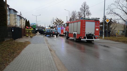 Zderzenie samochodów na Kilińskiego w Mielcu, uszkodzone ogrodzenie