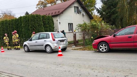 Zderzenie samochodów. Utrudnienia ruch wahadłowy w Złotnikach