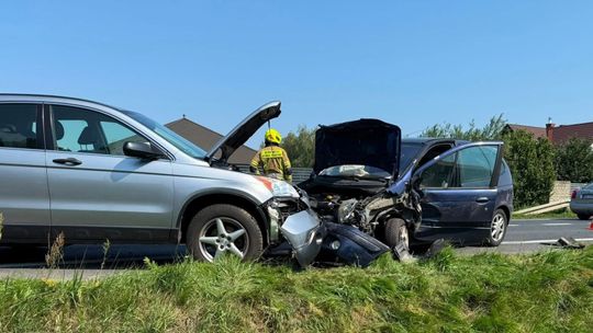 Zderzenie trzech pojazdów na ul. Dębickiej w Mielcu. Policja kierowała ruchem