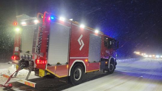 Zimowy armagedon na Podhalu. Kolejne opady śniegu, kierowcy utknęli w Chochołowie