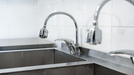 Zlew gospodarczy z baterią - kompletny zestaw dla sprawnej pracy kuchni