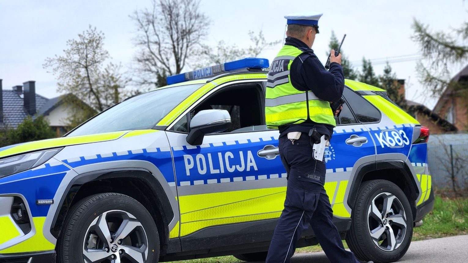 19-latek celowo wprowadził samochód w poślizg