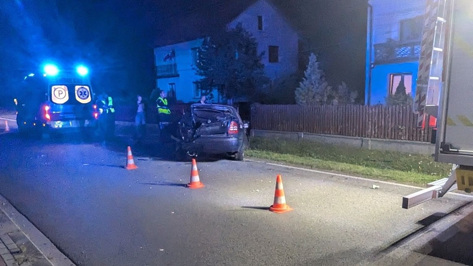 22-latek uderzył skodą w przydrożny słup